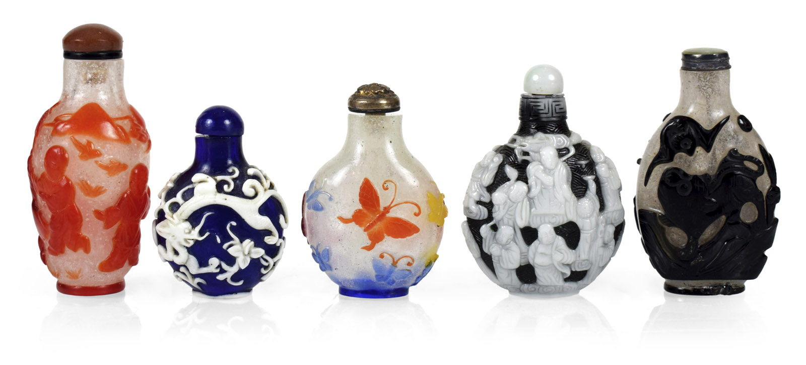 <b>Fünf Snuffbottles aus Pekingglas mit Überfangdekor</b>