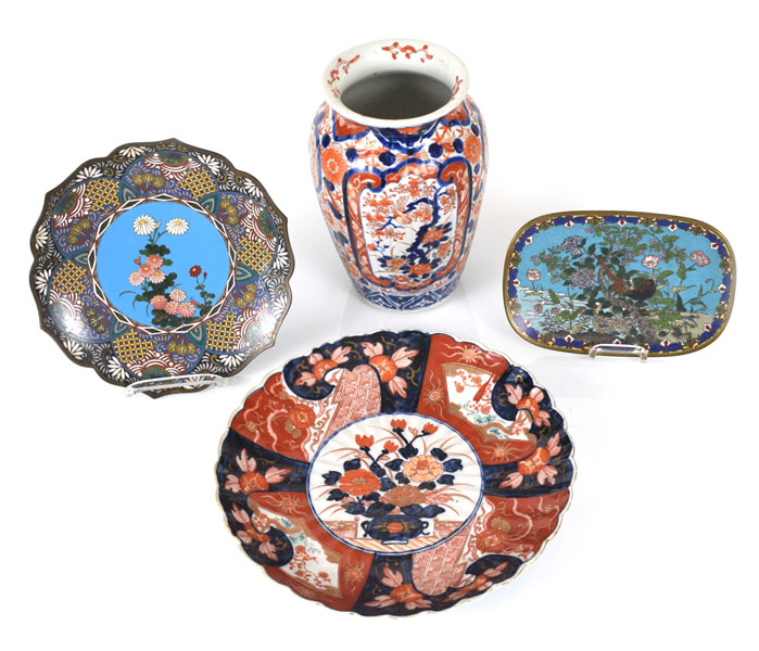 <b>Zwei Cloisonné-Teller, ein blütenförmiger Imari-Porzellanteller und eine Imari-Vase</b>