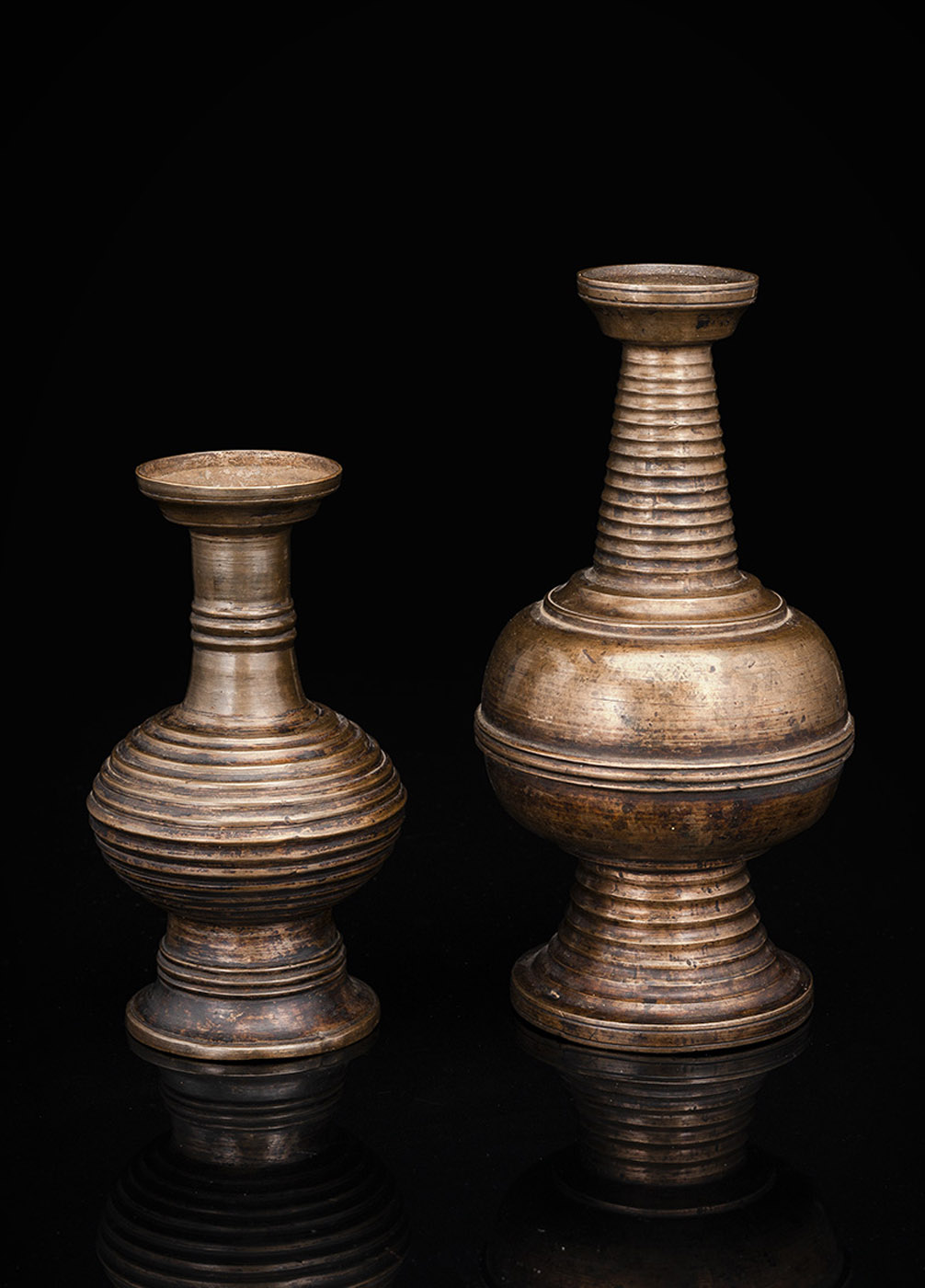 <b>Zwei Vasen aus Bronze</b>