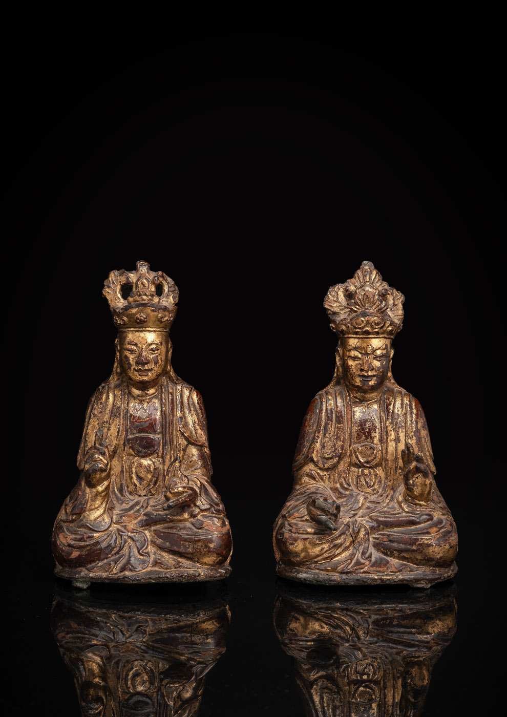 <b>Zwei Bronzen mit Darstellungen von Unsterblichen und goldfarbener Lackfassung</b>
