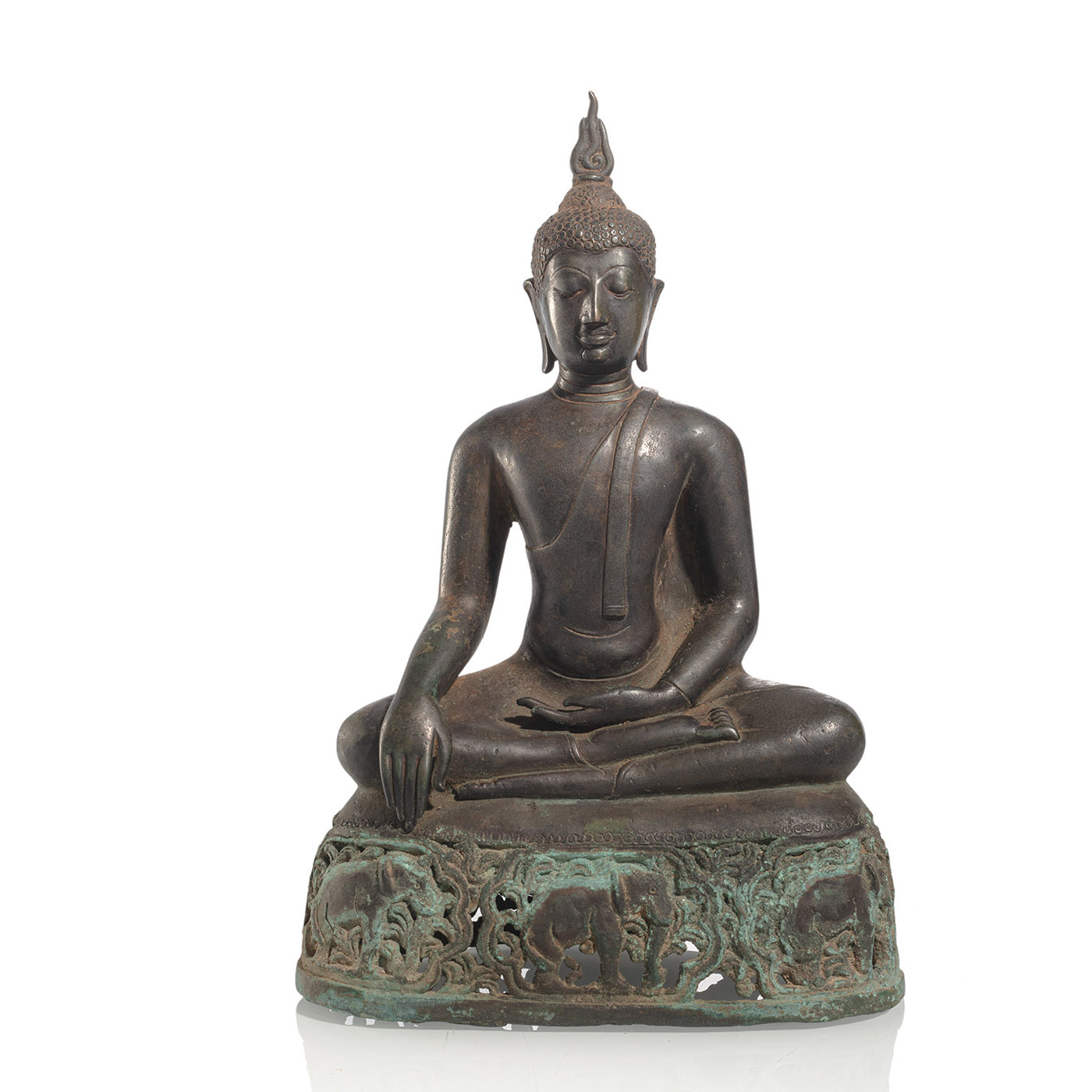 <b>Bronze des Buddha Shakyamuni auf Sockel mit umlaufenden Elefantendekor im Durchbruch gearbeitet</b>