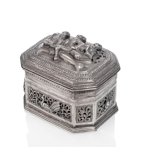 <b>A SILVER BOX AND WITH COVER</b>
