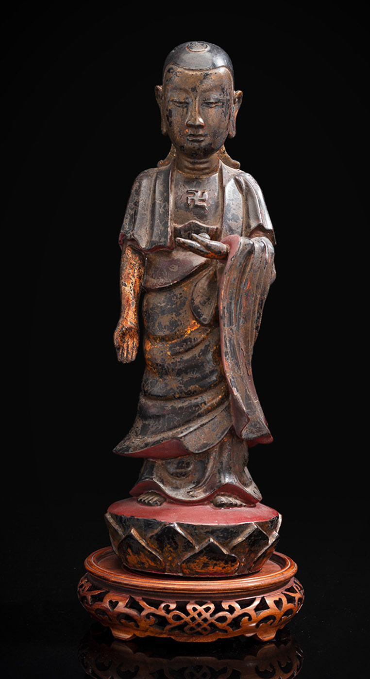 <b>Skulptur eines Mönchs aus Holz mit goldfarbener und roter Lackfassung</b>