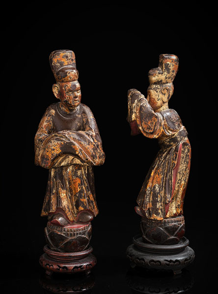 <b>Paar Figuren von Beamten aus Holz mit golender Lackfassung</b>