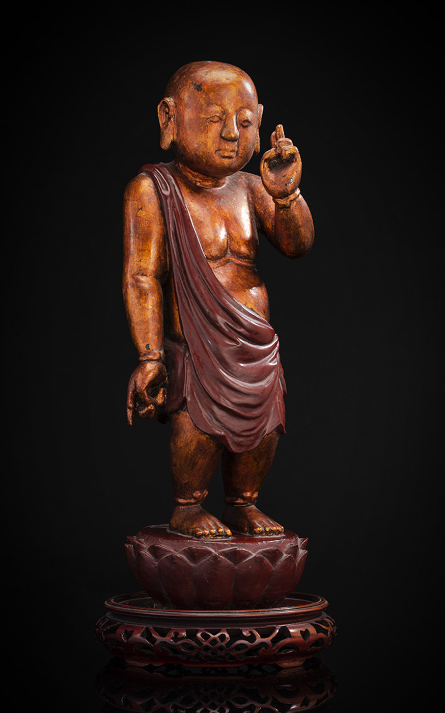 <b>Skulptur des Buddha als Knabe mit goldener- und roter Lackfassung</b>