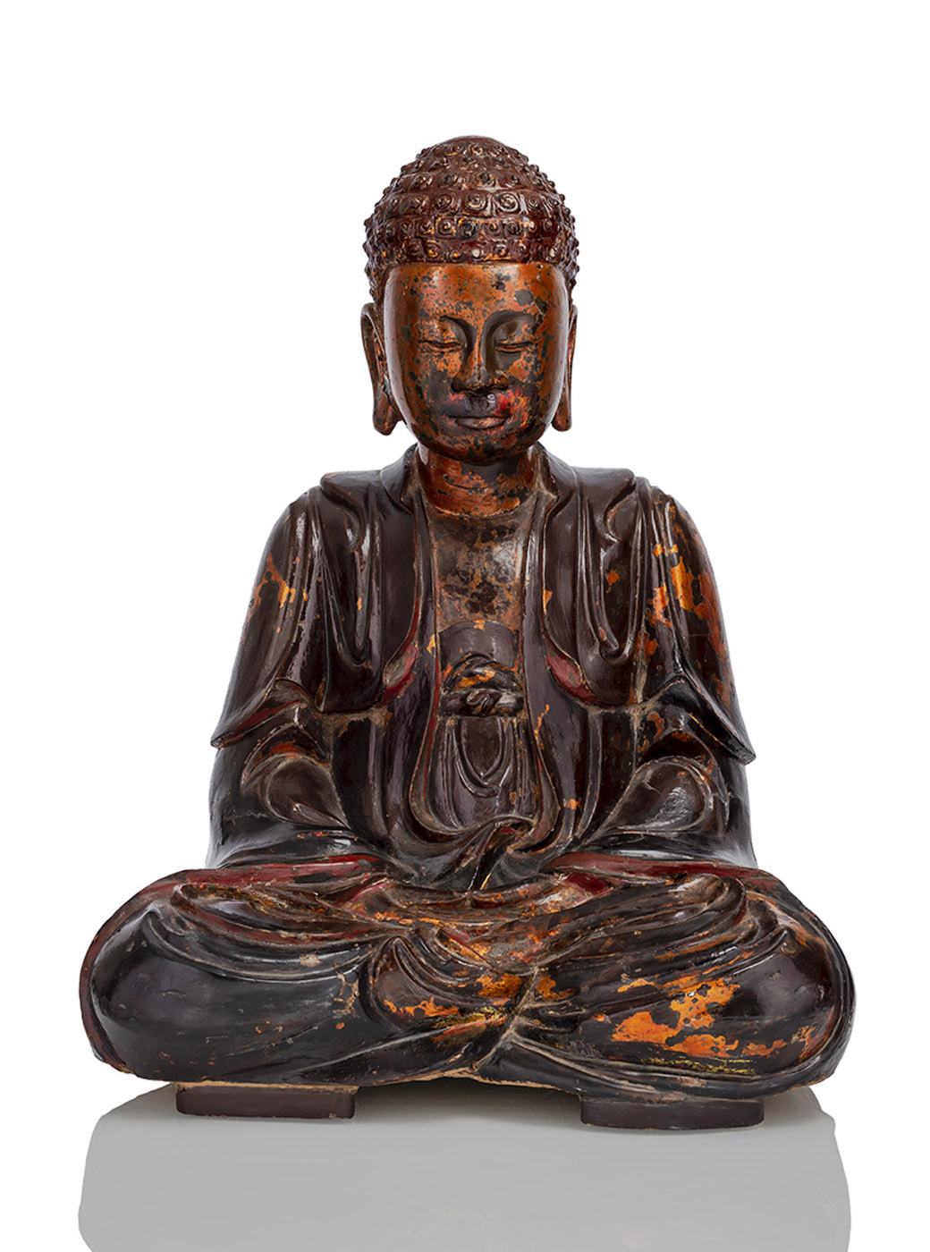 <b>Skulptur des Buddha Shakyamuni aus Holz mit goldfarbener und roter Lackfassung</b>
