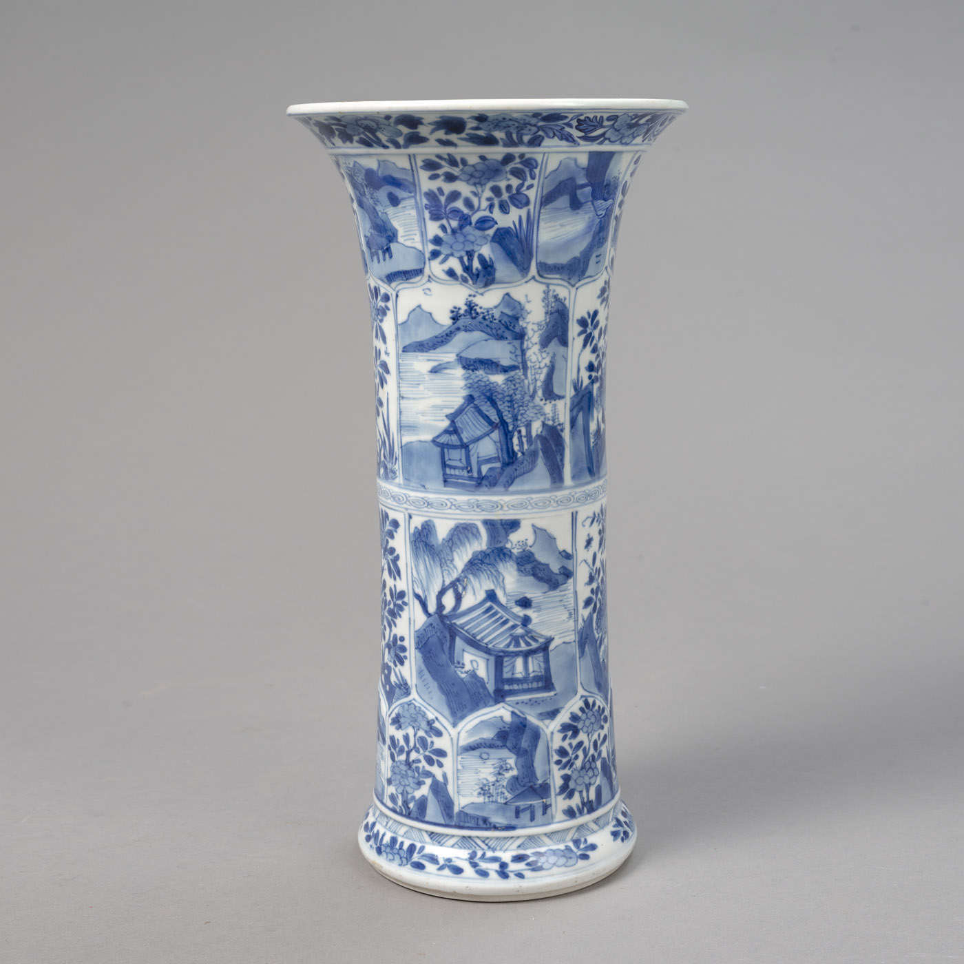 <b>'Gu'-förmige Vase mit unterglasurblauen Landschafts- und Blumendarstellungen in Kartuschen</b>