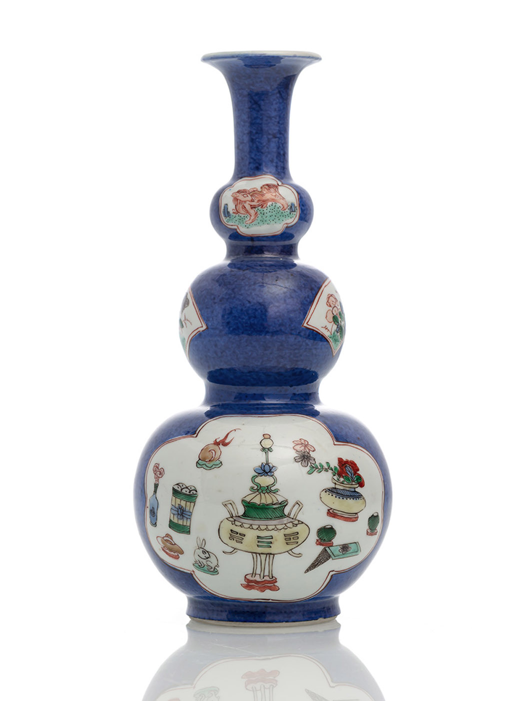 <b>Puderblau glasierte Vase in Kalebassenform mit Antiquitäten ion den Farben der 'Famille verte'</b>