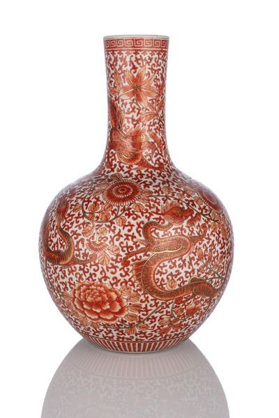 <b>AN IRON-RED DRAGON AND FLORAL SCROLLS PORCELAIN VASE</b>