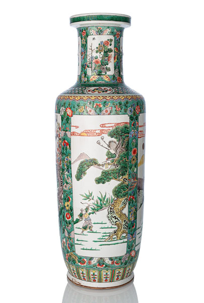 <b>A LARGE 'FAMILLE VERTE' ROULEAU PORCELAIN VASE PAINTED WITH FIGURAL SCENES</b>