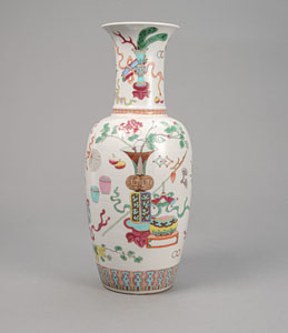<b>Porzellanvase mit 'Famille rose'-Antiquitätendekor</b>