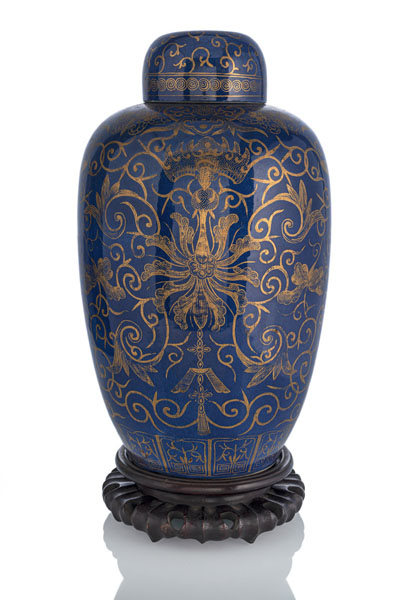 <b>Puderblaue Porzellan-Deckelvase mit goldenem Lotos- und Fledermausdekor</b>