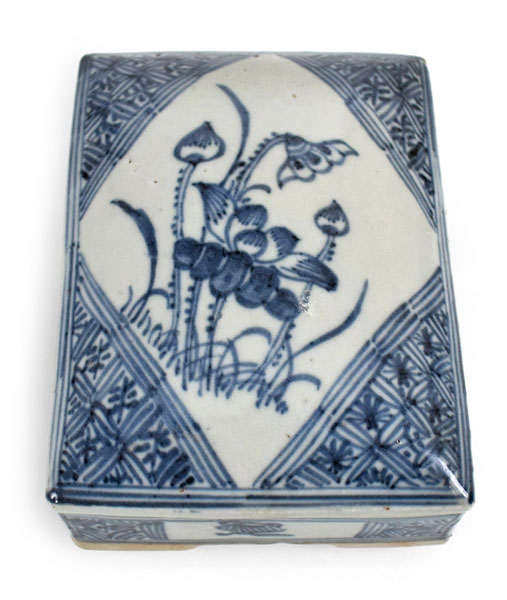 <b>A RECTANGULAR BLUE AND WHITE PORCELAIN BOX AND COVER</b>