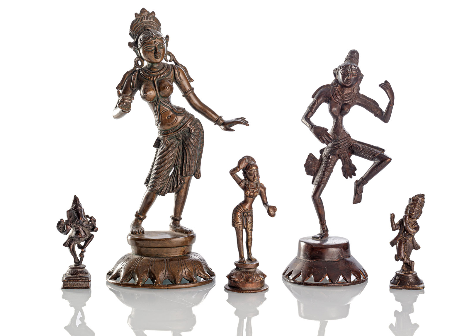 <b>Fünf Bronzen u. a. mit Darstellungen von  Vishnu, Lakshmi und Tänzerinnen</b>
