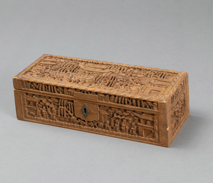 <b>Deckelkasten aus Holz mit in Relief geschnitzter figuraler Szene</b>