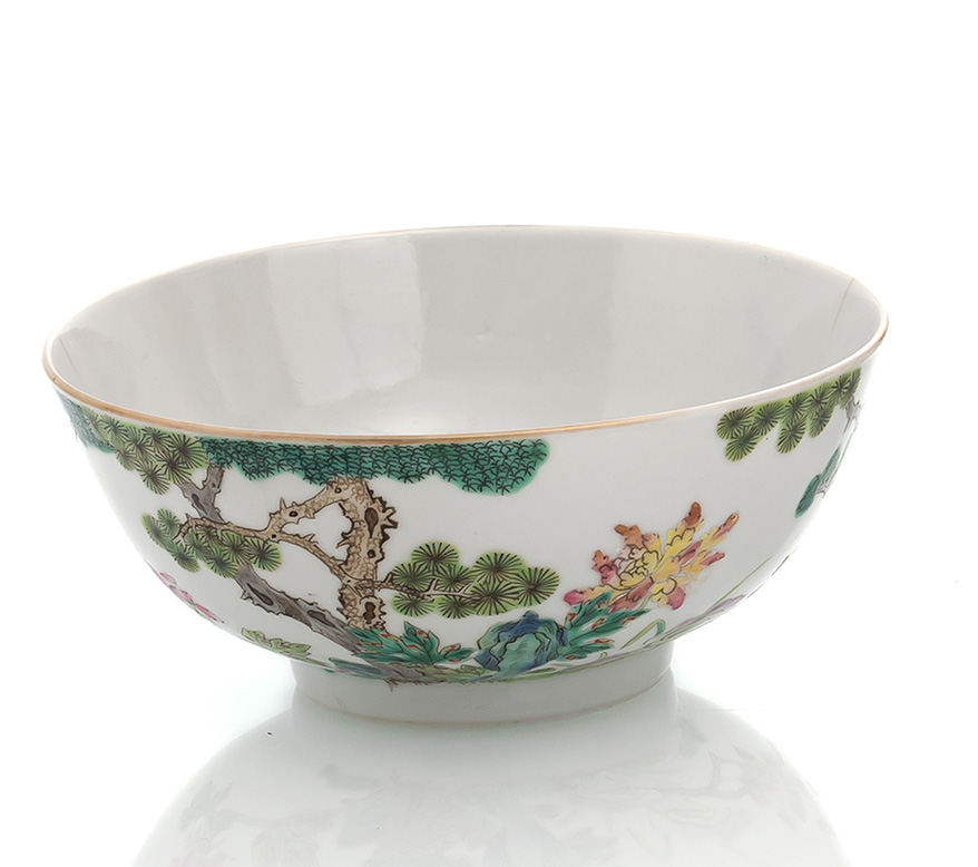 <b>A FAMILLE ROSE PORCELAIN MAGPIES AND FLOWER BOWL</b>