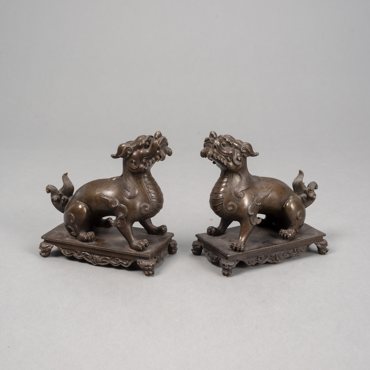 <b>Paar Bronze-Fo-Löwen auf Podesten sitzend</b>