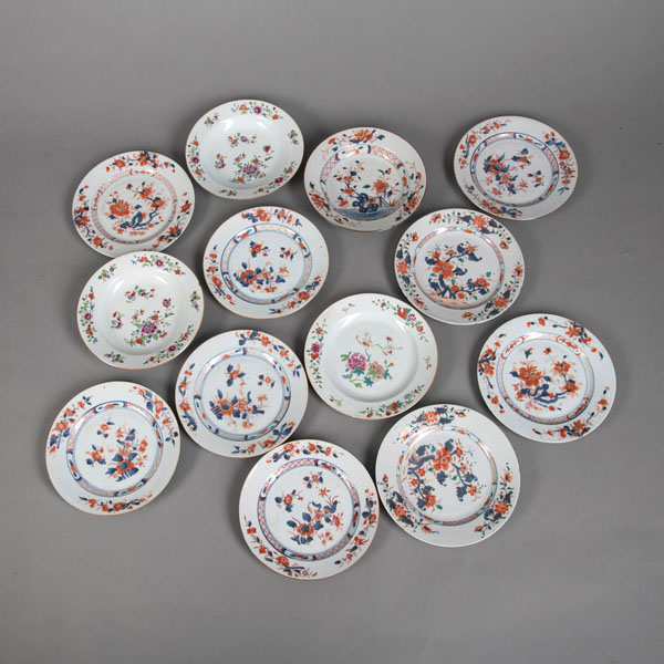 <b>13 EXPORT PORCELAIN PLATES PAINTED IN 'FAMILLE ROSE' AND UNDERGLAZE BLUE, PARTLY WITH GOLD, WITH FLORAL DECORATION</b>
