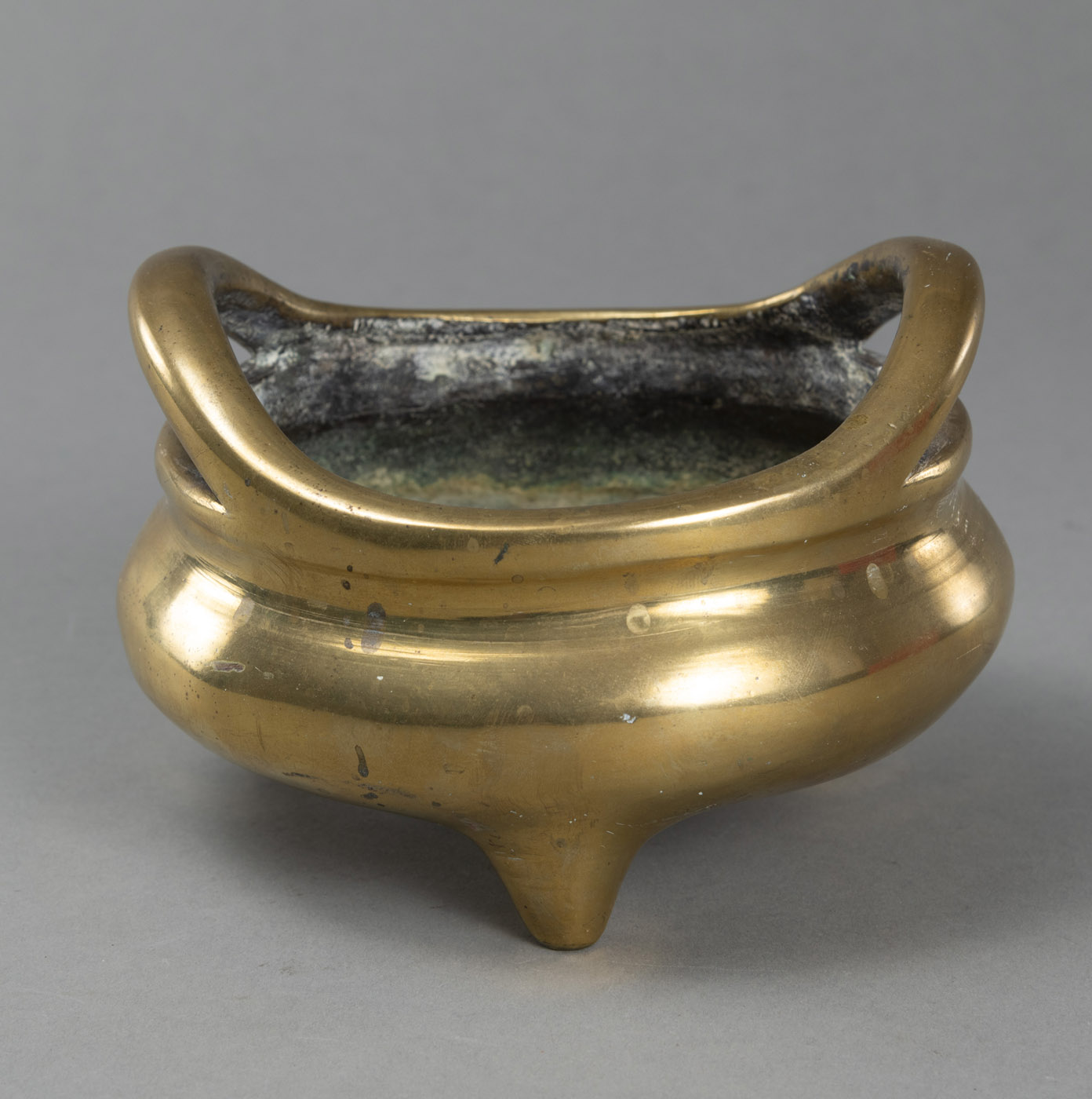 <b>Weihrauchbrenner aus Bronze mit zwei geschwungenen bogenförmigen Handhaben</b>