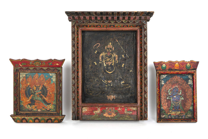 <b>Drei vergoldete und polychrom bemalte Holzschreine mit Darstellungen des Mahakala, Yamantaka und Sadbhujamahakala</b>