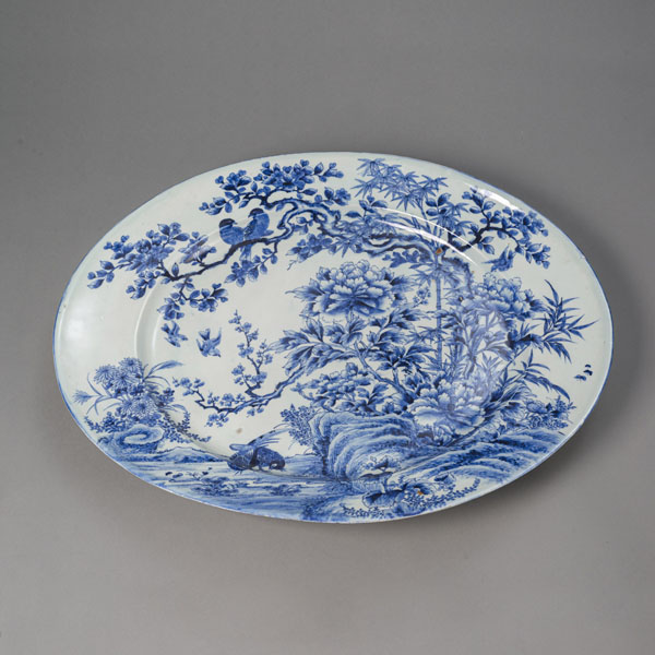 <b>Große ovale Porzellanplatte mit unterglasurblauem Blumen- und Vogeldekor</b>