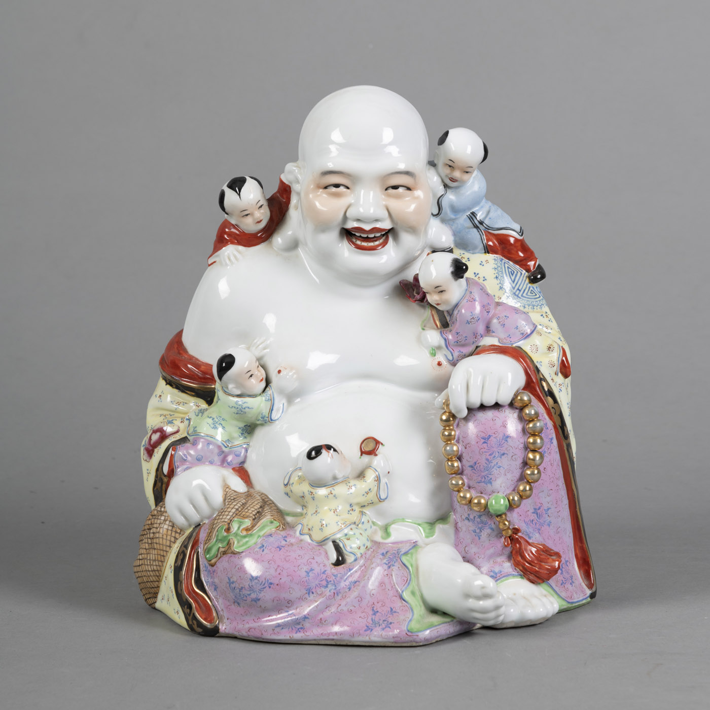 <b>'Famille rose'-Porzellanfigur des Budai mit fünf Knaben</b>