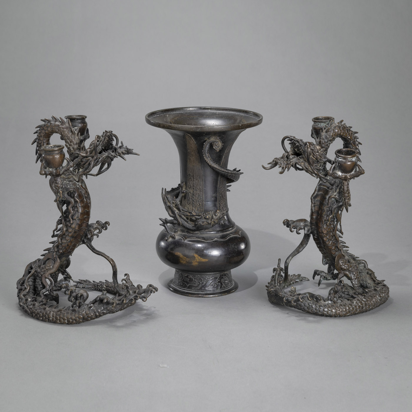 <b>Paar Bronzeleuchter und Vase mit Drachendekor</b>