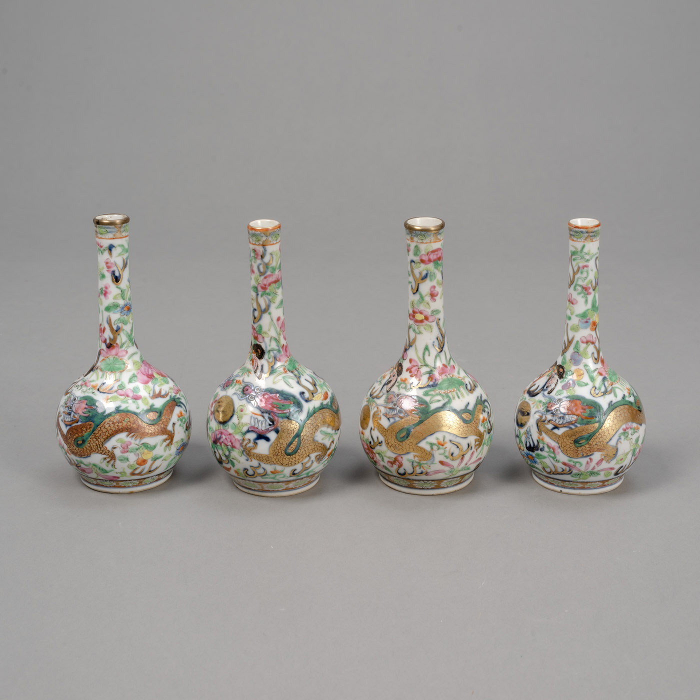 <b>Vier kleine Flaschenvasen aus Porzellan mit 'Famille rose'-Drachendekor</b>