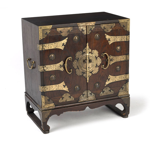 <b>Kleines Kabinett aus Holz mit Metallbeschlägen und zwei seitlichen Tragegriffen, innen zwei kleine Schubladen</b>