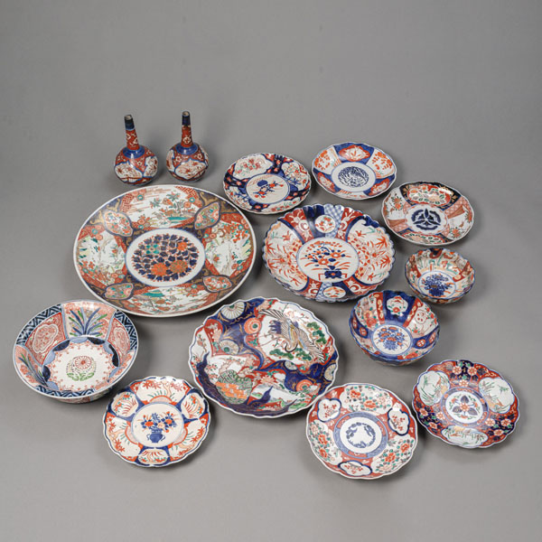 <b>A GROUP OF IMARI PORCELAIN VASES, CHARGERS, AND PLATES</b>
