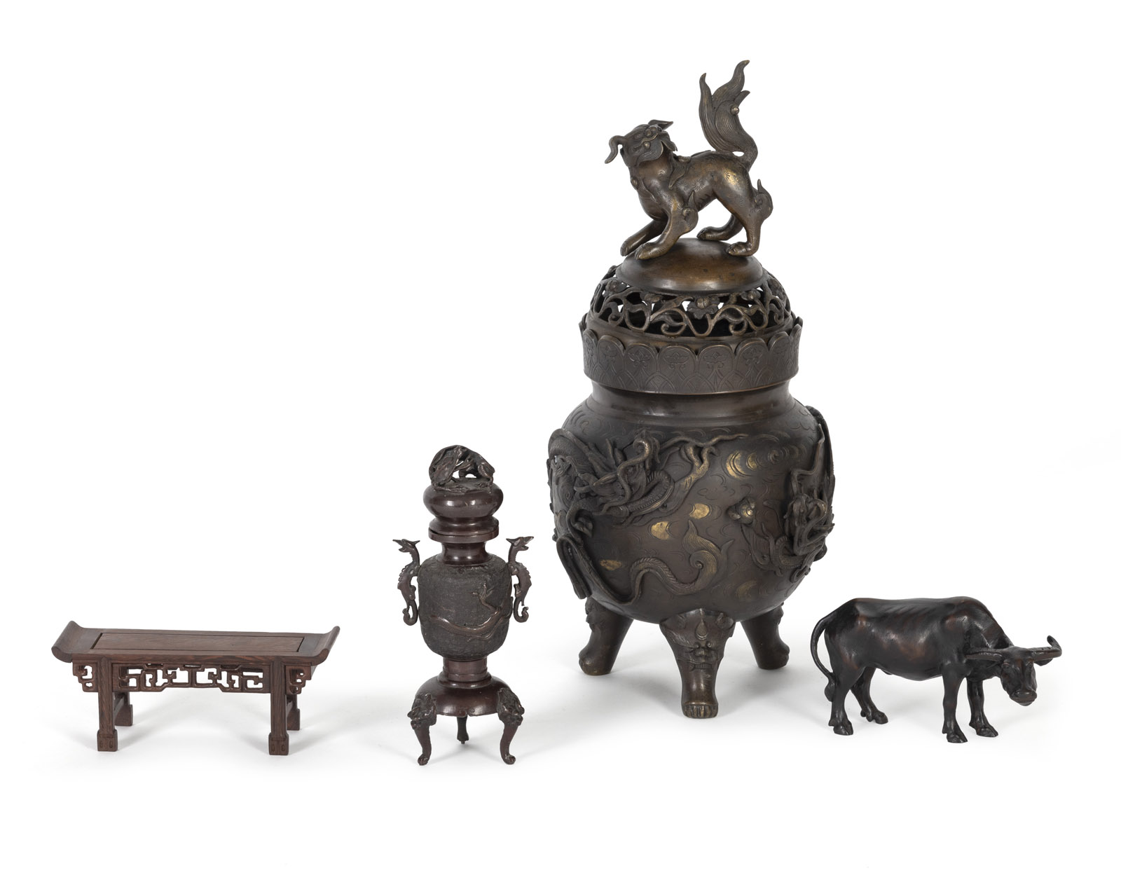 <b>Dreibeiniger Weihrauchbrenner aus Bronze, Miniaturtisch, Schnitzerei eines Büffels und kleine Bronzevase</b>