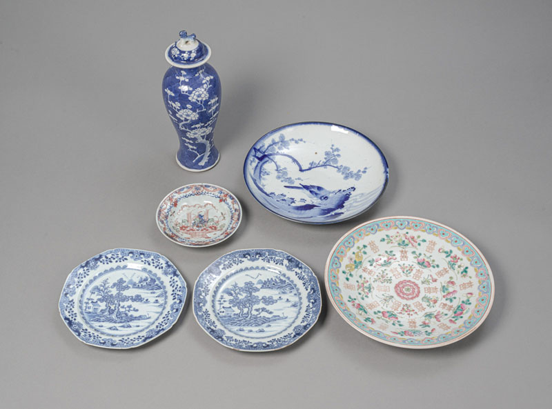 <b>Krakelierte Vase mit Drachen-Reliefdekor, blau-weiße Deckelvase aus Porzellan und fünf Teller</b>