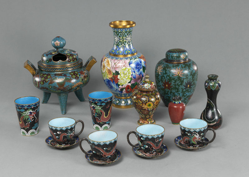 <b>Fünf Vasen, ein Weihrauchbrenner, vier Tassen mit Untertassen und zwei Becher mit div. Cloisonné-Dekors</b>