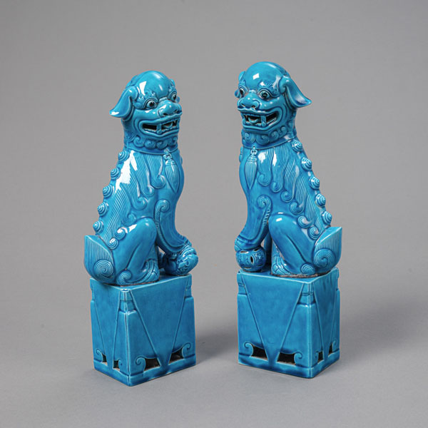 <b>A PAIR OF TURQUOISE-GLAZED PORCELAIN FO LIONS</b>