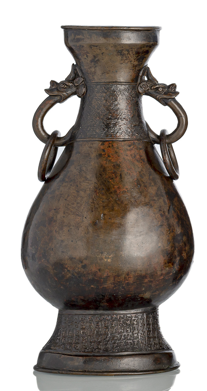 <b>Gebauchte Vase aus Bronze mit zwei seitlichen Handhaben und losen Ringhenkeln</b>