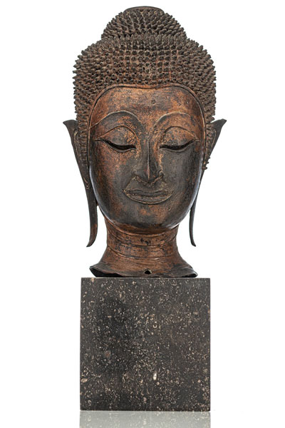 <b>Kopf des Buddha aus Bronze auf einem Sockel</b>