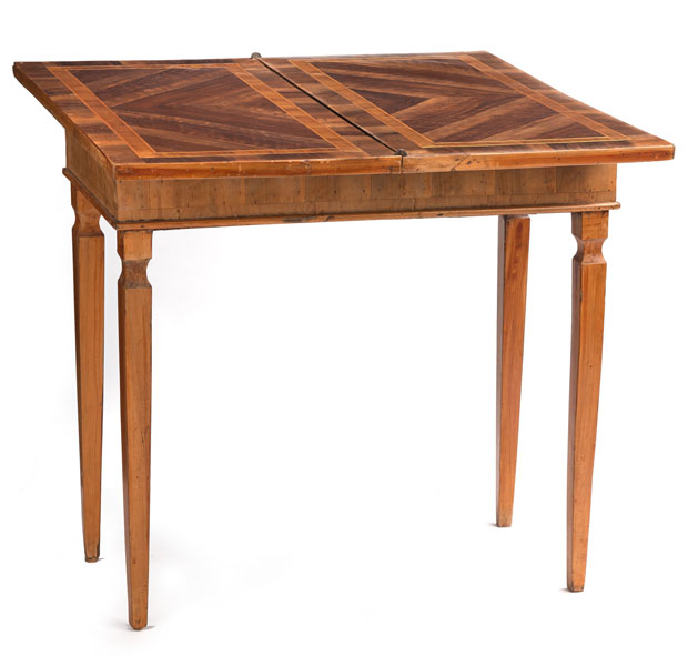 <b>A SMALL WALNUT OCCASIONAL TABLE</b>