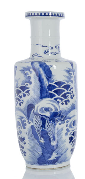 <b>Rouleau-Vase aus Porzellan mit unterglasurblauem Dekor mythologischer Kreaturen und Wellen</b>