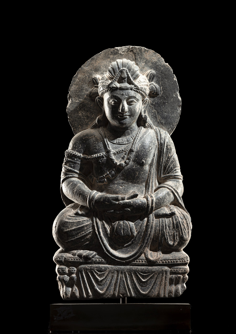 <b>Skulptur des Maitreya aus grauem Schiefer</b>