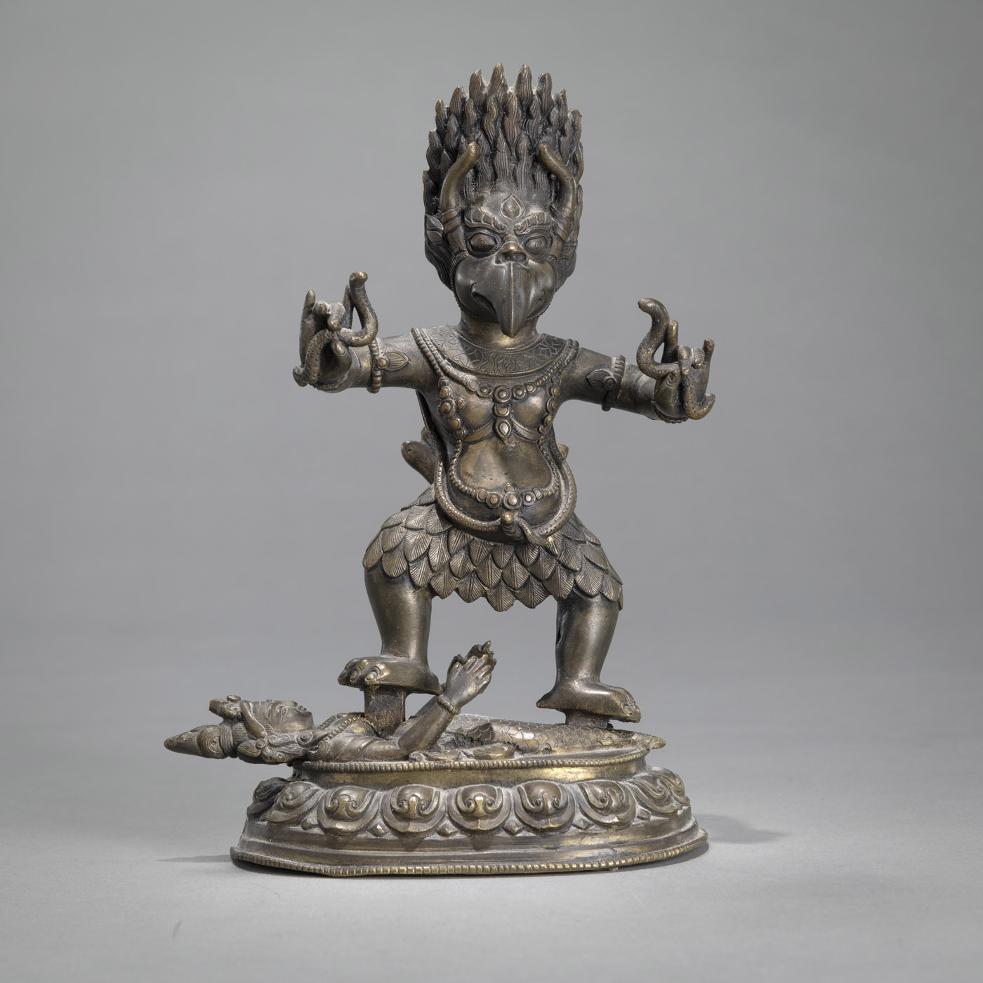 <b>Bronzefigur der tantrischen zornvollen Garuda auf einer weiblichen Drachenfigur auf dem Sockel in Ausfallschritt stehend</b>