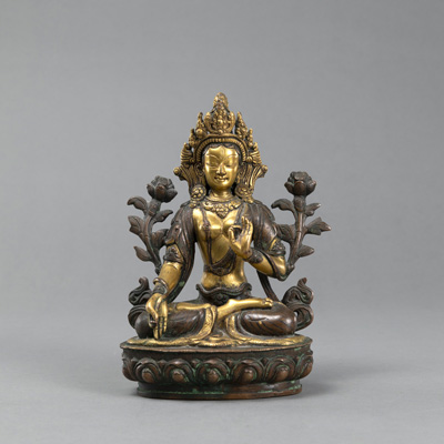<b>Stitzende Figur der Weißen Tara aus Kupferbronze, partiell vergoldet und graviert</b>