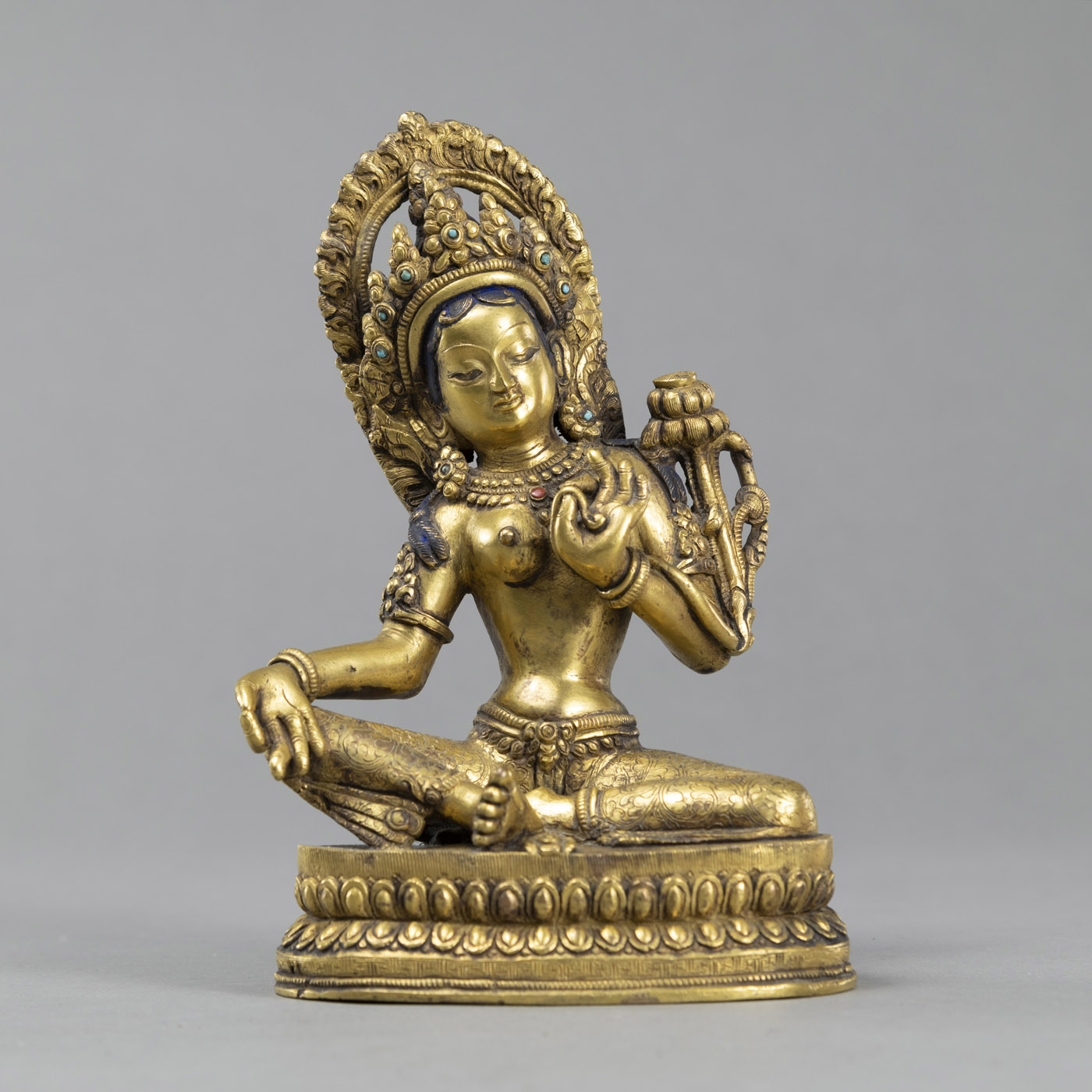 <b>Sitzende Tara aus Bronze feuervergoldet, graviert und mit Steinbesatz</b>