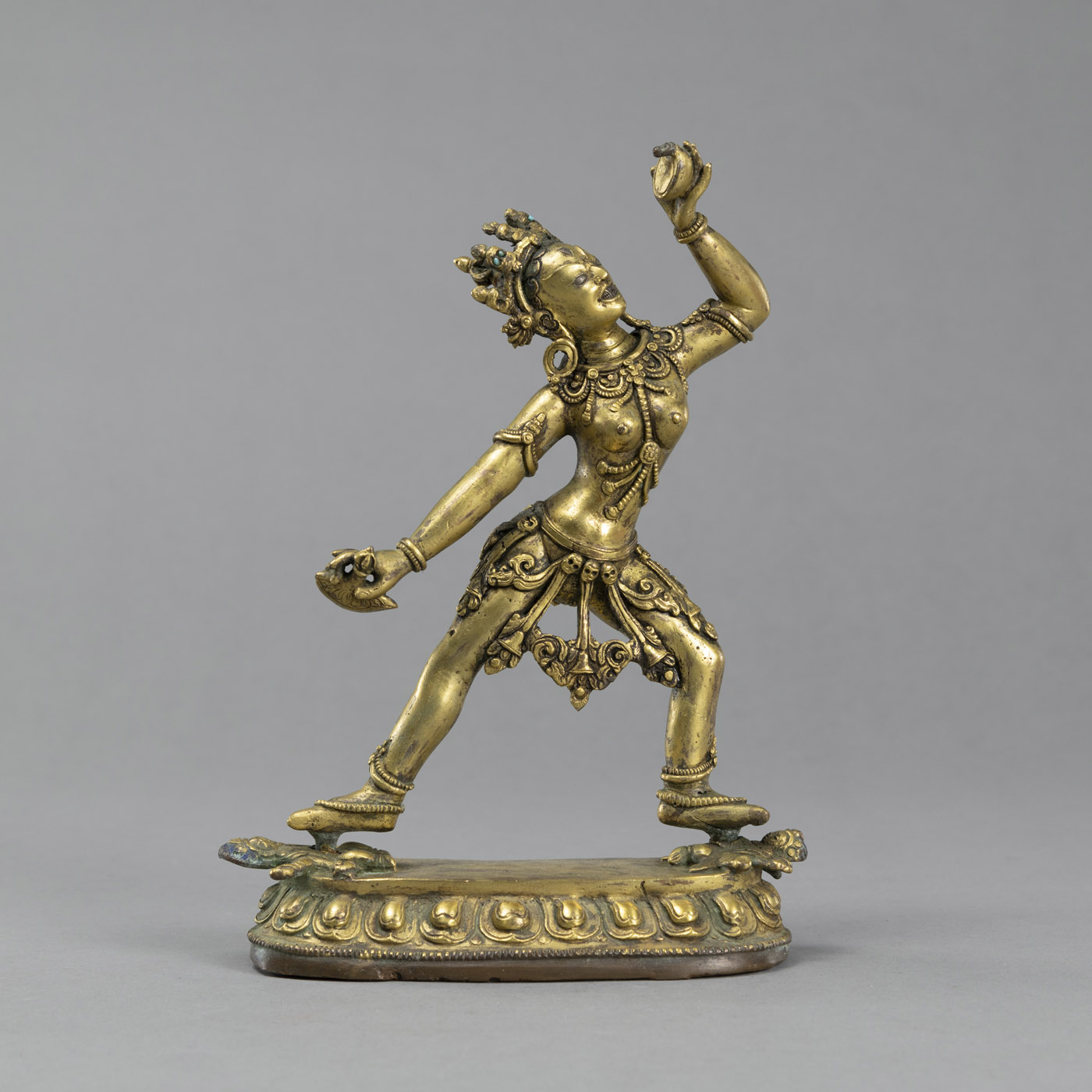 <b>Feuervergoldete Bronze der stehenden Dakini mit Kapala und Katrika auf einem Lotossockel</b>