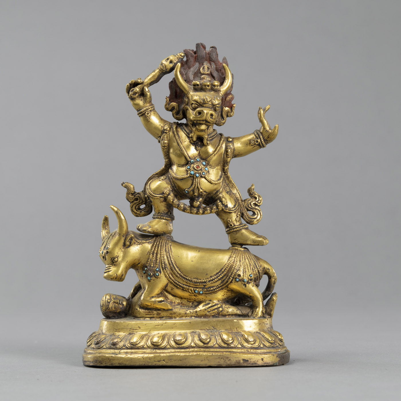 <b>Feuervergoldete Bronze des Yama auf einem Stier, bemalt und mit Steinbesatz</b>