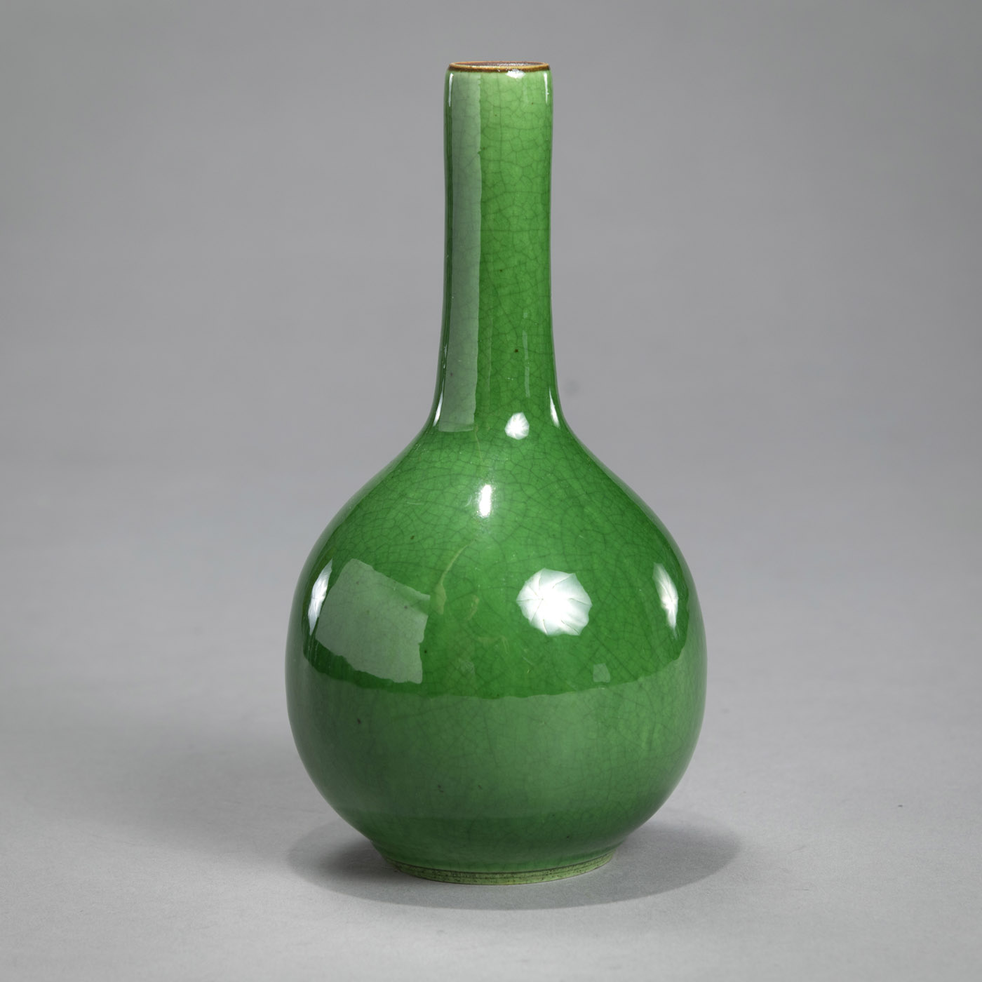 <b>Kleine grün glasierte Porzellan-Flaschenvase mit feinem Krakelee</b>