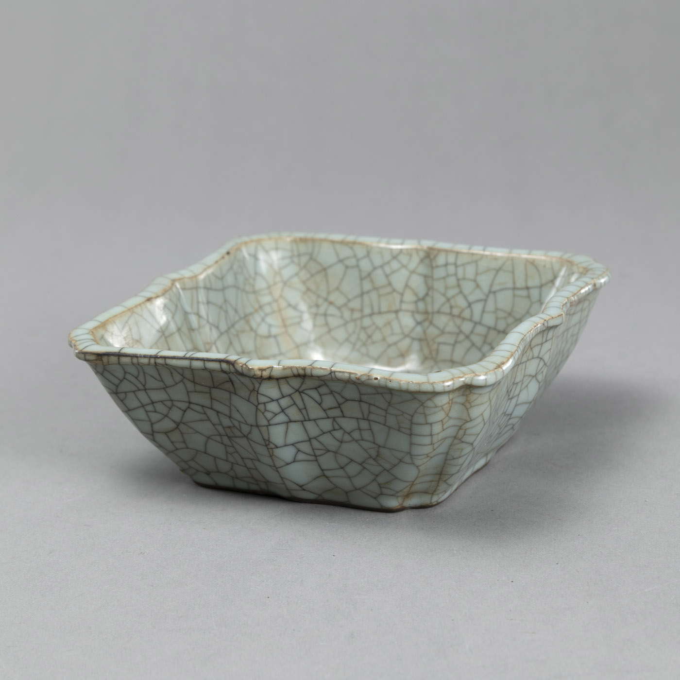 <b>A SQUARE PORCELAIN BOWL WITH FLOWER-SHAPED RIM IN THE GE WARE STYLE</b>