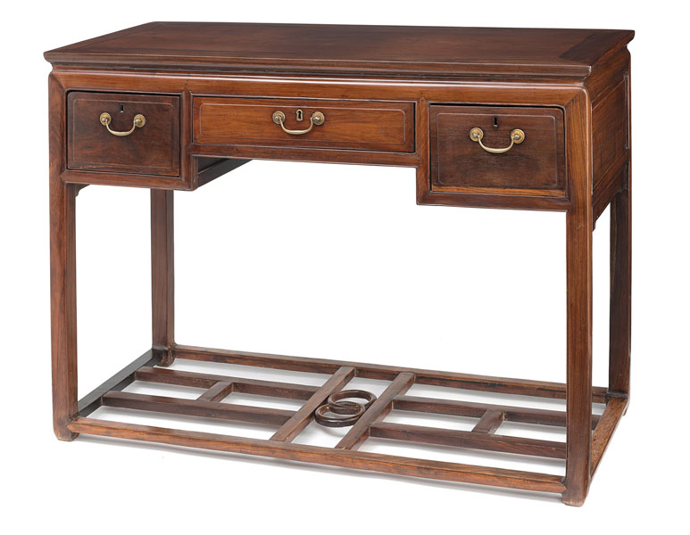 <b>Schreibtisch aus 'Huanghuali' mit Fußablage und drei Schubladen</b>