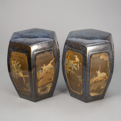 <b>Paar Hocker aus Shiwan-Ware mit Reliefdekor verschiedener Tiere</b>