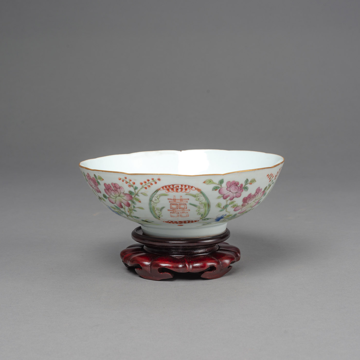 <b>Blütenförmige Porzellanschale mit 'Famille rose'-'Shuangxi'- und Floraldekor</b>