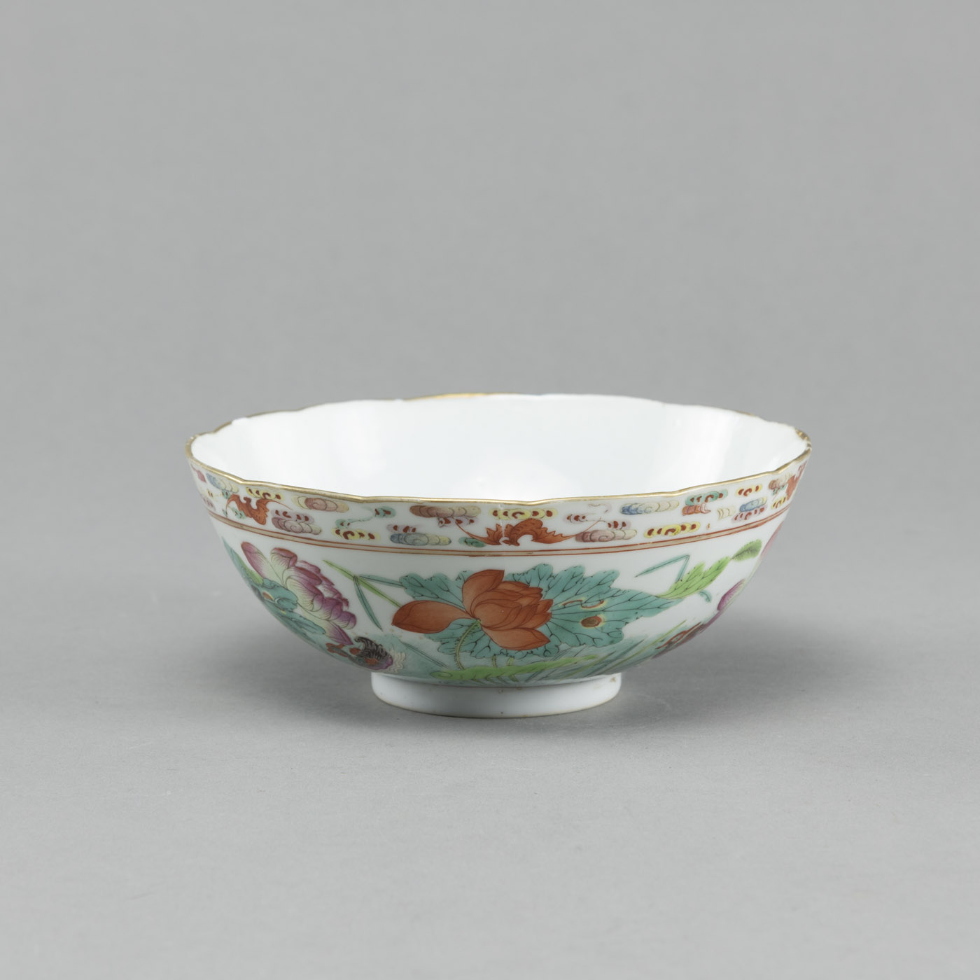 <b>A 'FAMILLE ROSE' PORCELAIN BOWL DEPICTING A LOTUS POND WITH DUCKS</b>